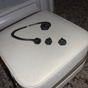 PRE-LOVED KENDRA SCOTT SET